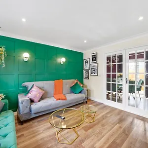 Apartment Designer House In - Hot Tub - Sleeps 10, Bristol