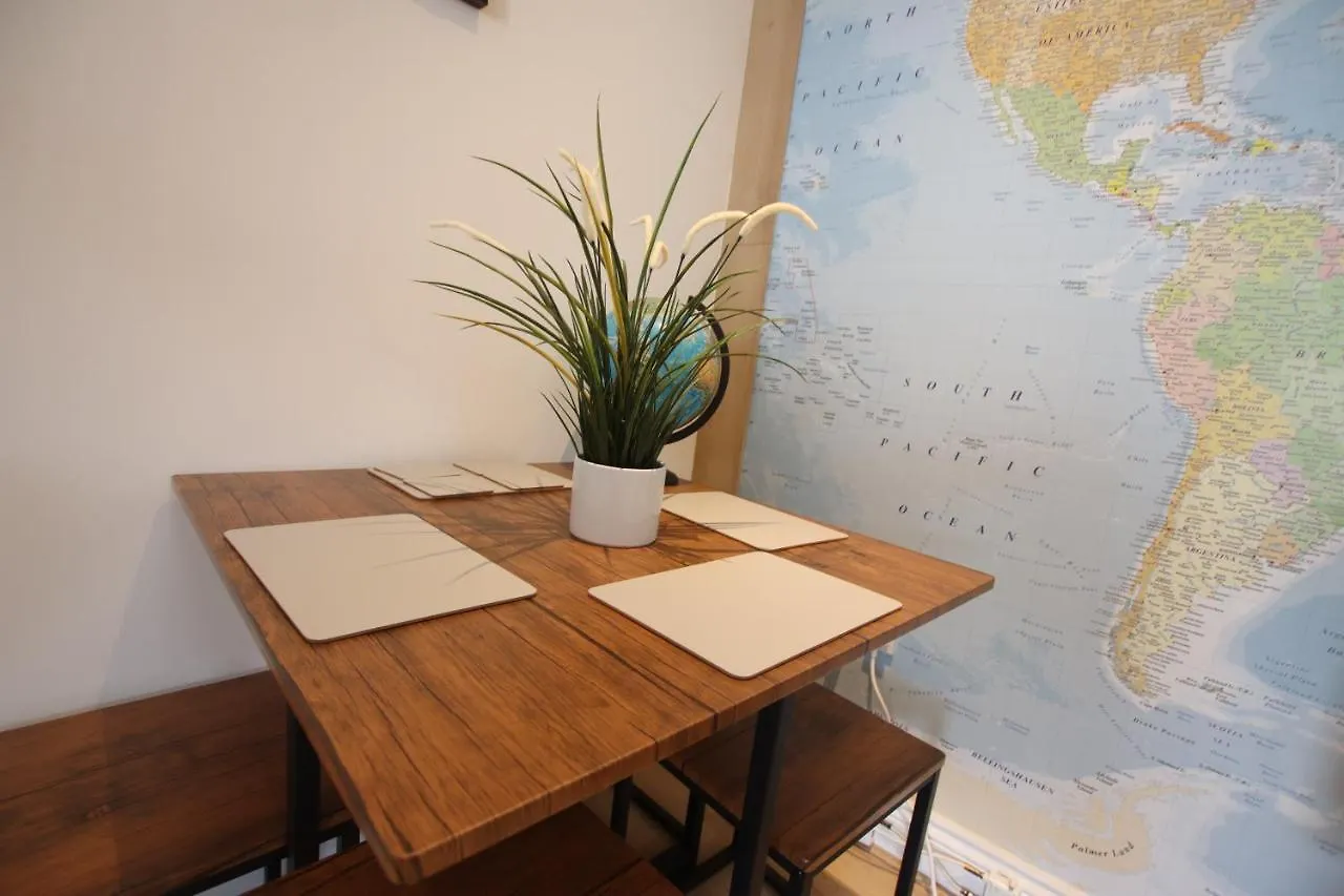 Contemporary 2 Bed Flat In Bristol, Free Parking! Apartment