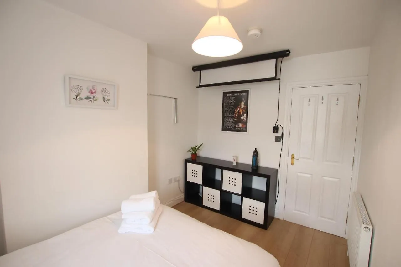 Contemporary 2 Bed Flat In Bristol, Free Parking! Apartment