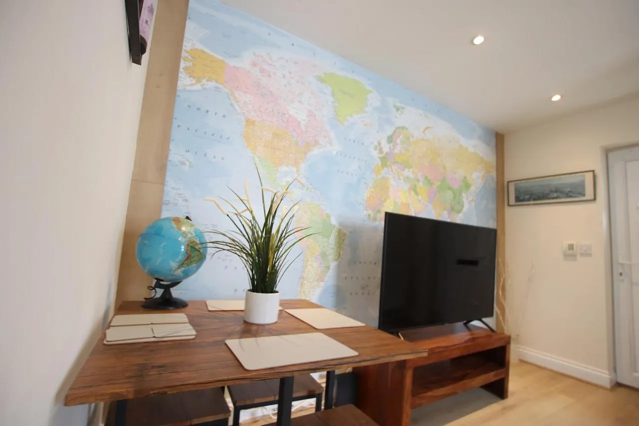 Contemporary 2 Bed Flat In Bristol, Free Parking! Apartment